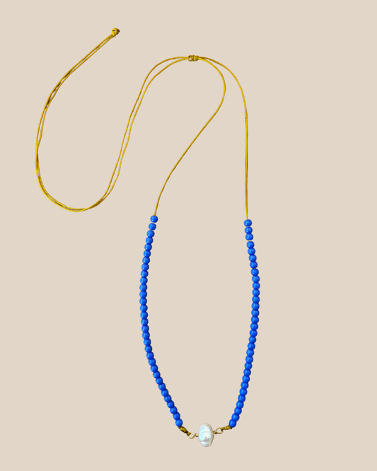 Ave Necklace: Cristales Azules en Hilo Ajustable con Charm de Perla de Agua Dulce