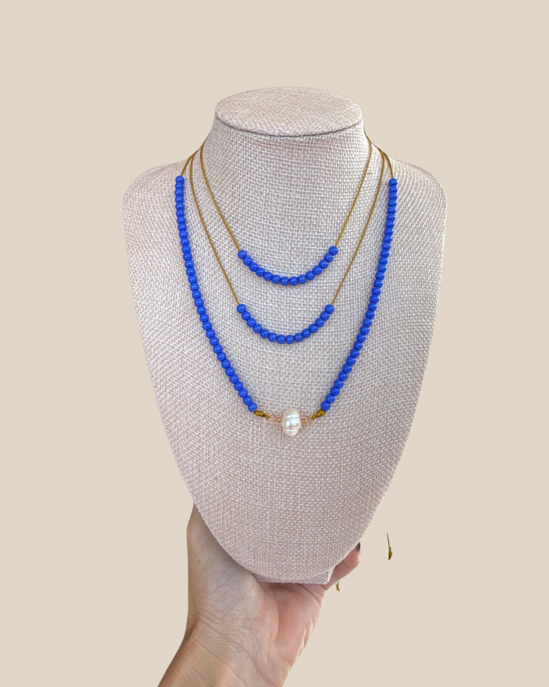 Ave Necklace: Cristales Azules en Hilo Ajustable