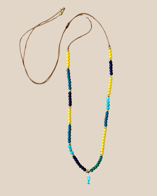 Ave Necklace: Cristales Azules, Amarillos, Verdosos con Balines y Charm de Pez en Hilo Ajustable