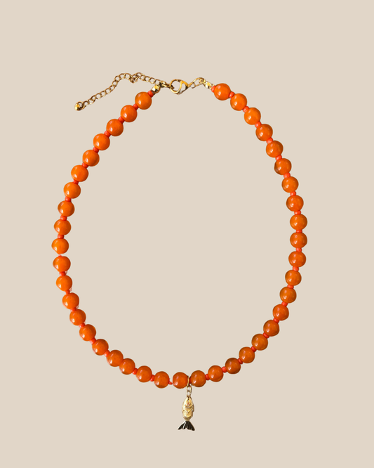 Ave Necklace: Anaranajdo con Charm de Pez Enchapado en Oro