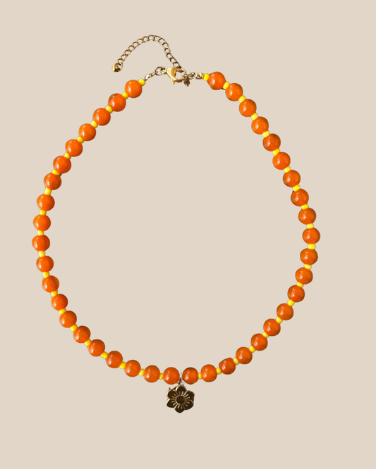 Ave Necklace: Anaranjado y Amarillo con Charm de Flor en Stainless Steel