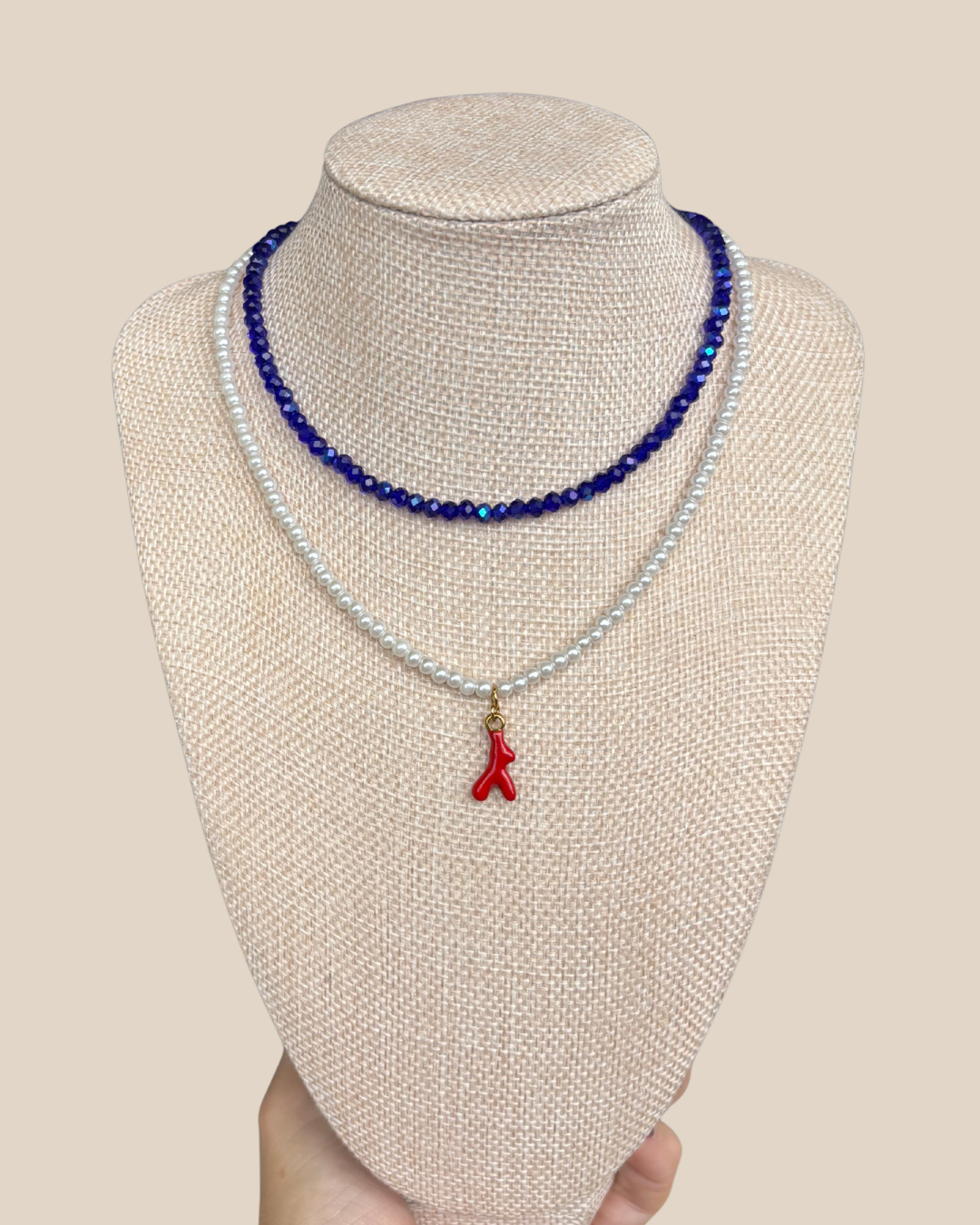 Ave Necklace: Perlas Artificiales con Charm de Coral