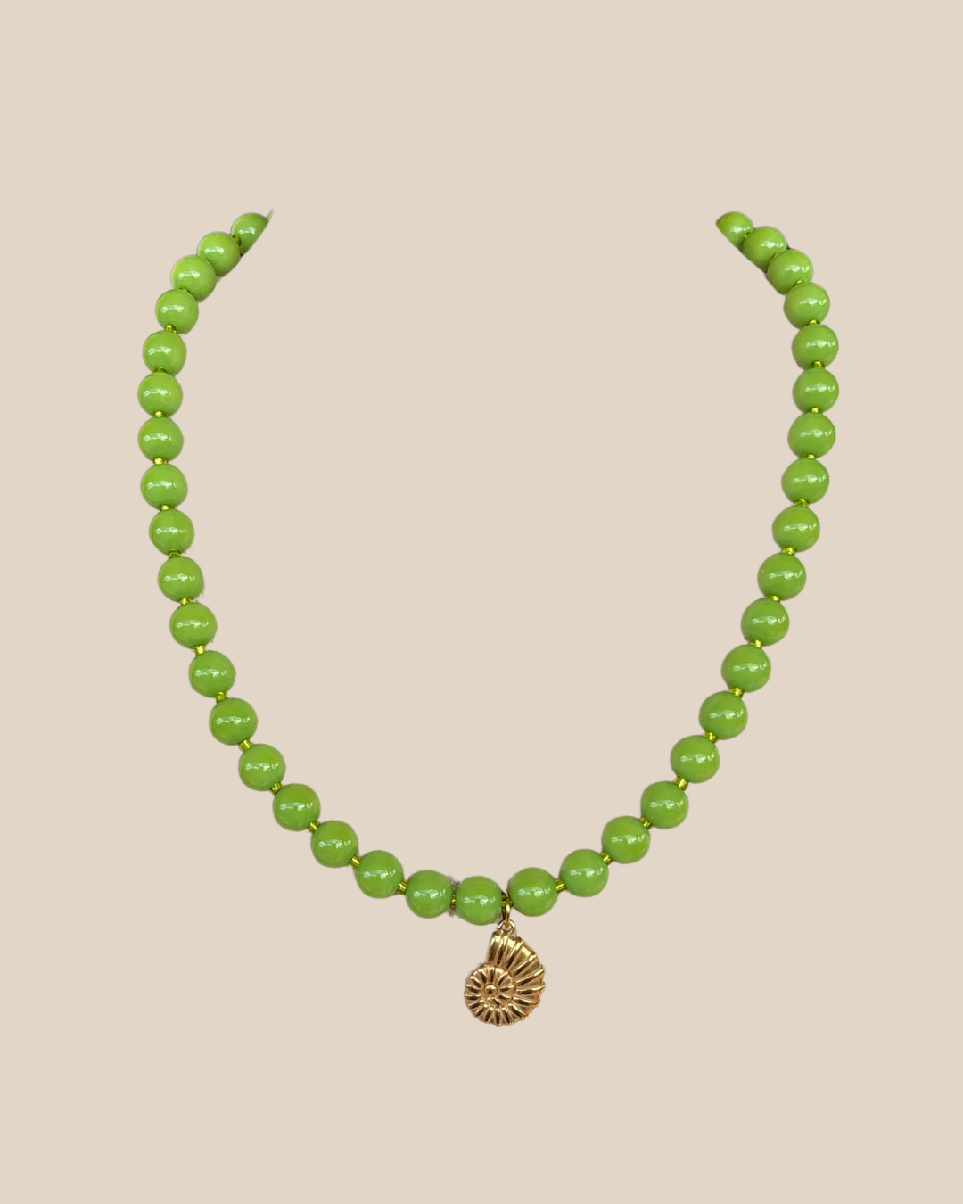Ave Necklace: Verde con Charm de Caracol en Stainless Steel