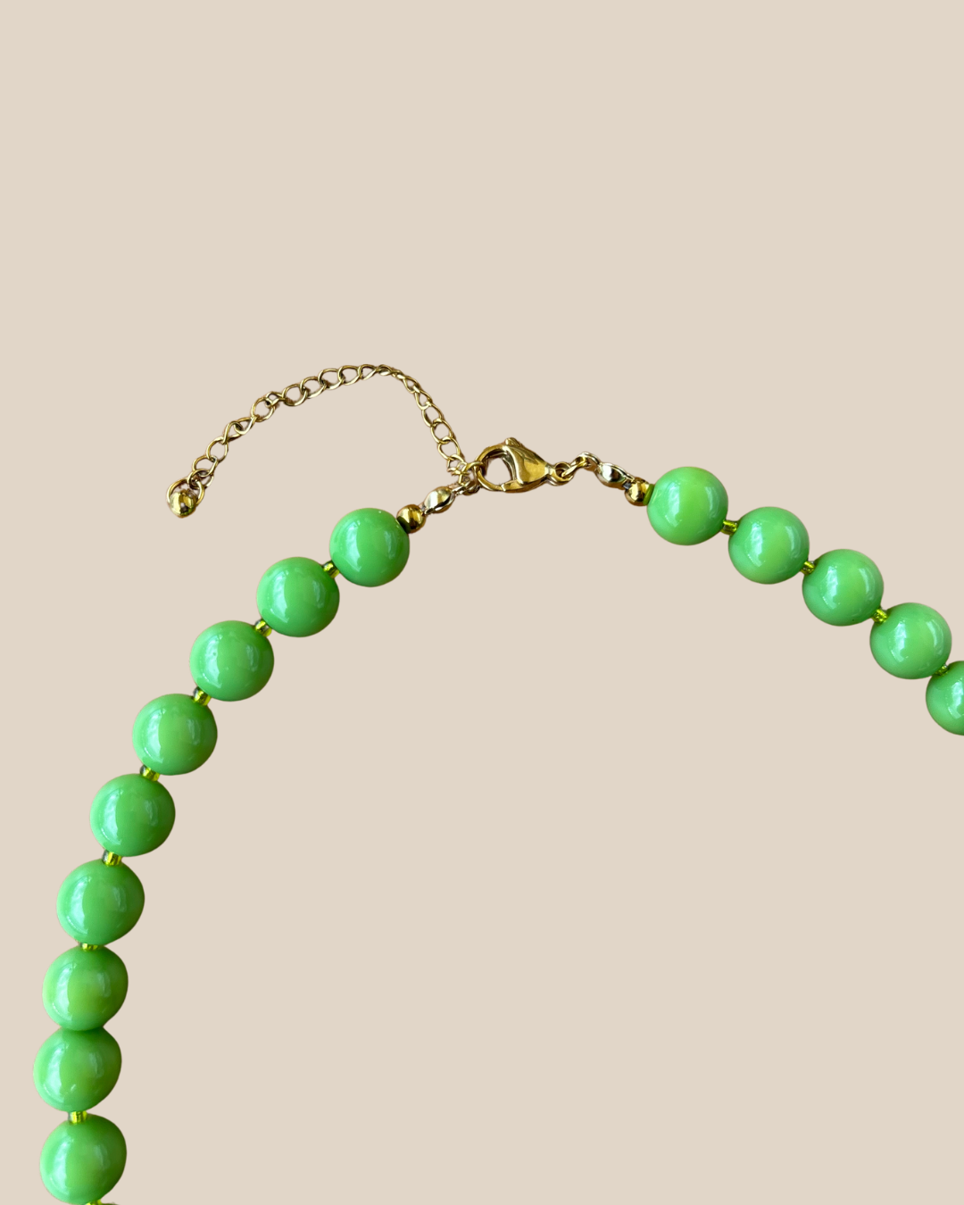 Ave Necklace: Verde con Charm de Caracol en Stainless Steel