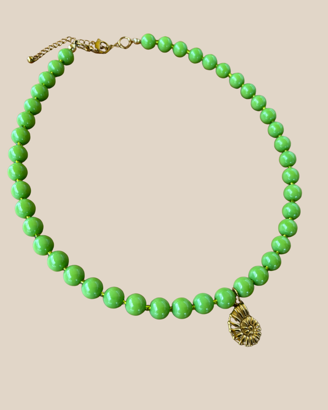 Ave Necklace: Verde con Charm de Caracol en Stainless Steel