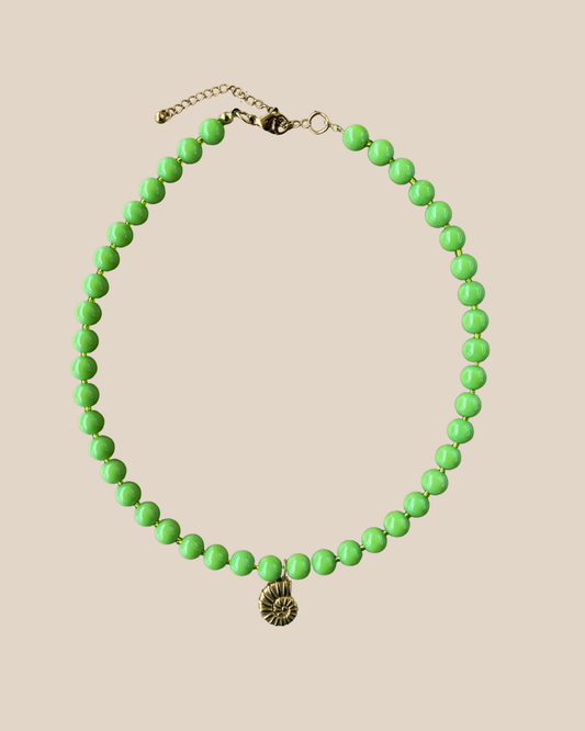 Ave Necklace: Verde con Charm de Caracol en Stainless Steel