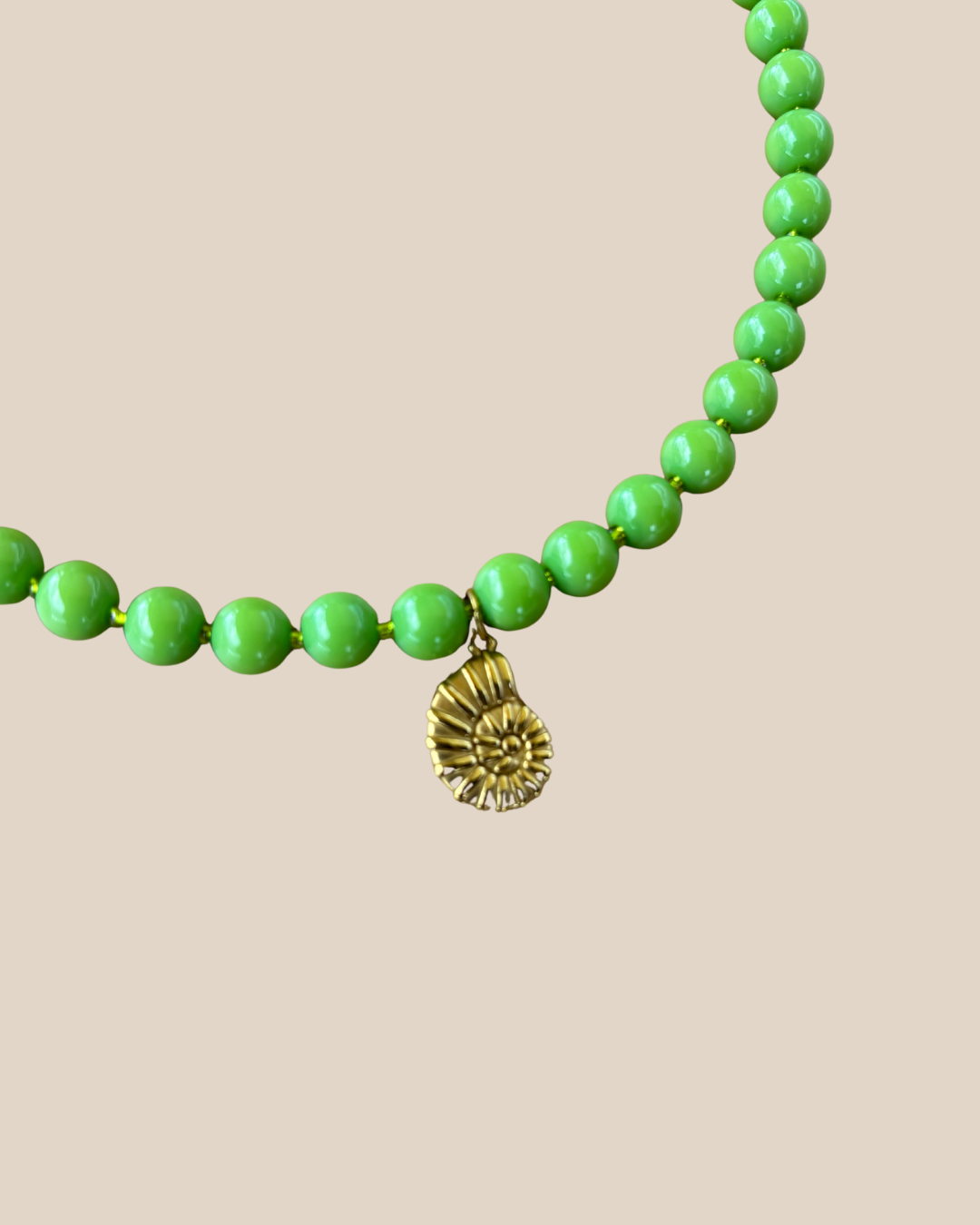 Ave Necklace: Verde con Charm de Caracol en Stainless Steel