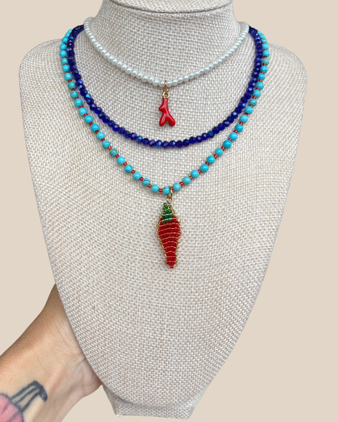 Ave Necklace: Perlas Artificiales con Charm de Coral