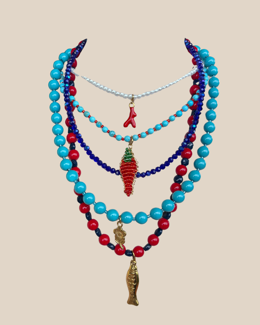 Ave Necklace: Cristales Turquesa y Rojo con Charm de Pique Hecho a Mano