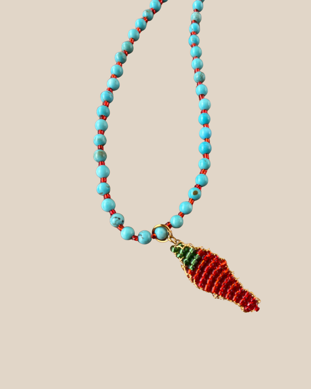 Ave Necklace: Cristales Turquesa y Rojo con Charm de Pique Hecho a Mano