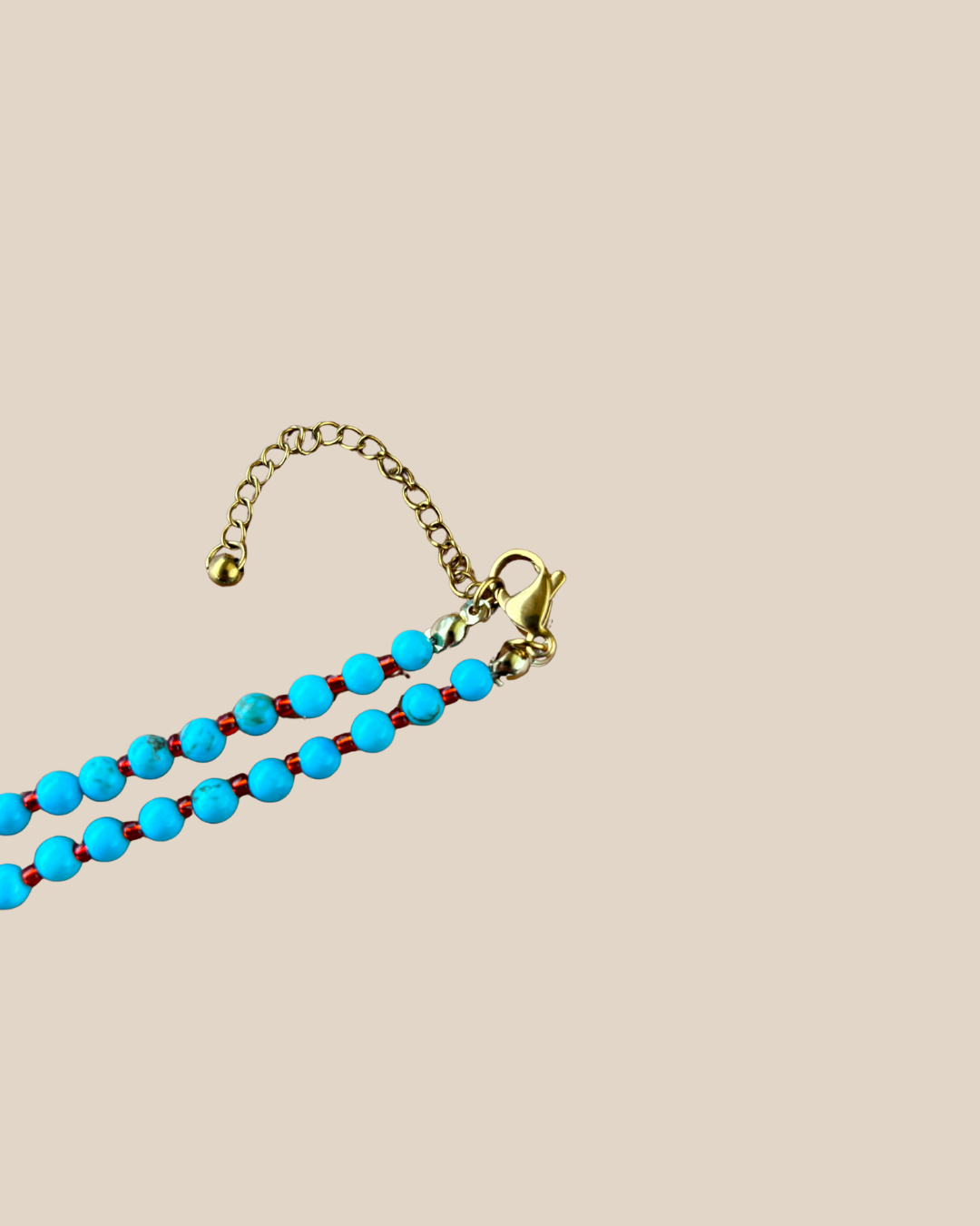 Ave Necklace: Cristales Turquesa y Rojo con Charm de Pique Hecho a Mano